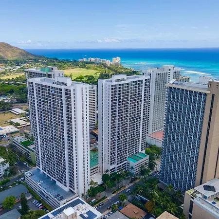 Warm Aloha Vibes, Mountain Views, Short Walk To Beach, And Free Parking